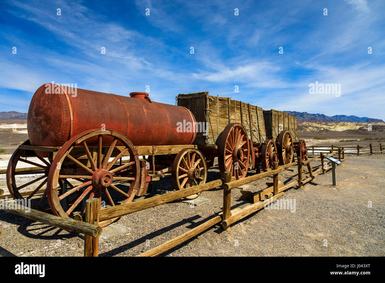 Dies ist ein Blick auf das Wasser Wagen und die beiden 20 Mule Team-Erz-Wagen auf dem Display an der Harmony Borax Works in Death Valley Nationalpark, Kalifornien, Stockfoto