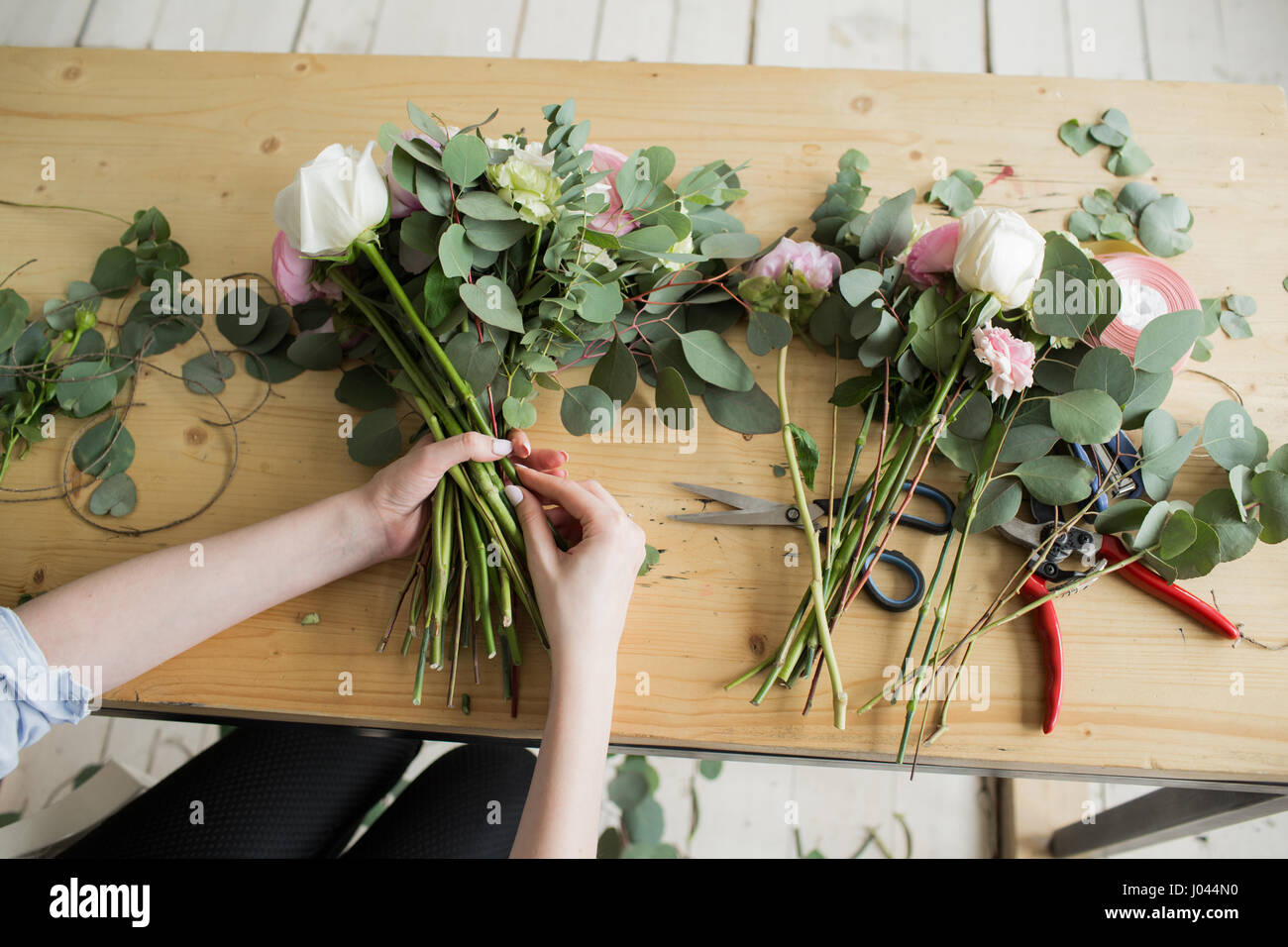 Blumengeschäft am Arbeitsplatz: hübsche junge Frau, die Mode moderne Blumenstrauß aus verschiedenen Blumen Stockfoto