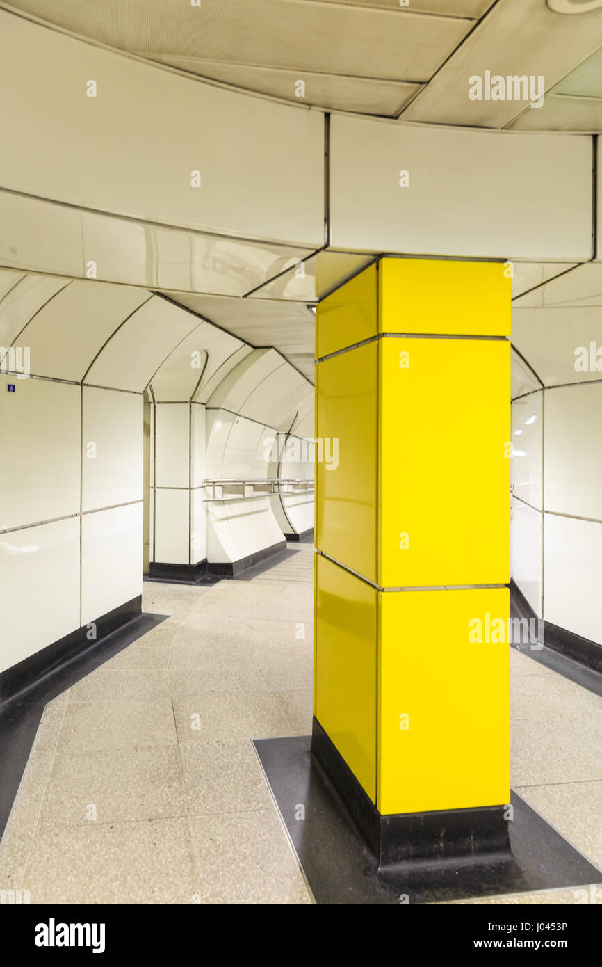 Unterirdischen Verbindungsgang Innenräume bei im unterirdischen Bahnhof London Bridge, London, UK Stockfoto