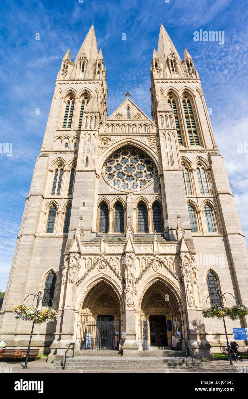 Truro Cornwall Truro Kathedrale mit drei Türmen hoch Kreuz Stadt Truro Cornwall Westengland England uk gb Europa Stockfoto