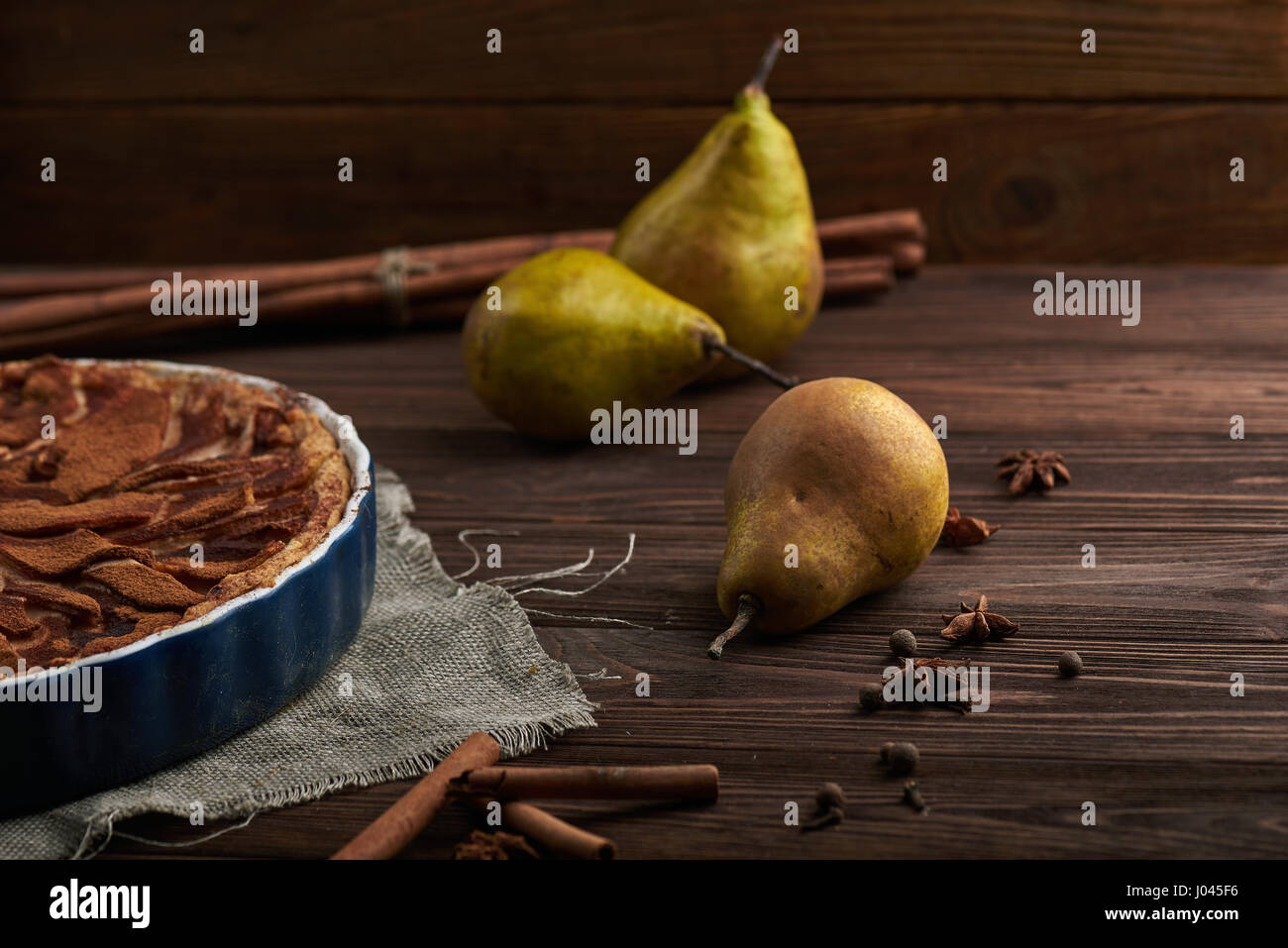 Frische Birne Torte mit Spieces auf einem hölzernen Hintergrund Stockfoto