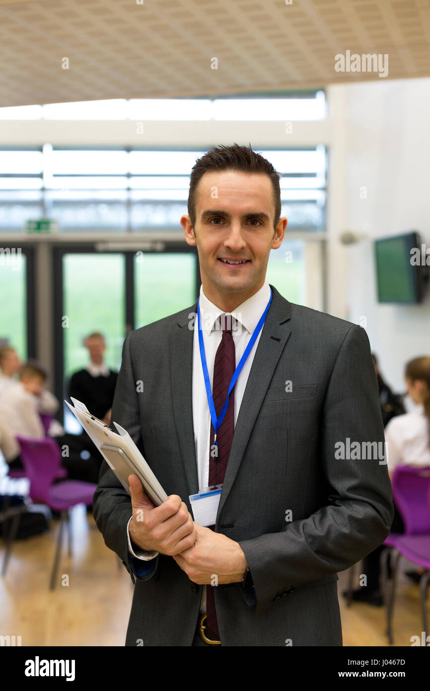 Taille Porträt einer Lehrerin. Er hält einige Papiere und eine digital-Tablette. Stockfoto