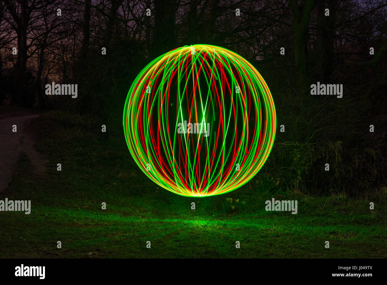 Eine Kugel mit Lightpainting erstellt. Eine besondere Fototechnik Stockfoto