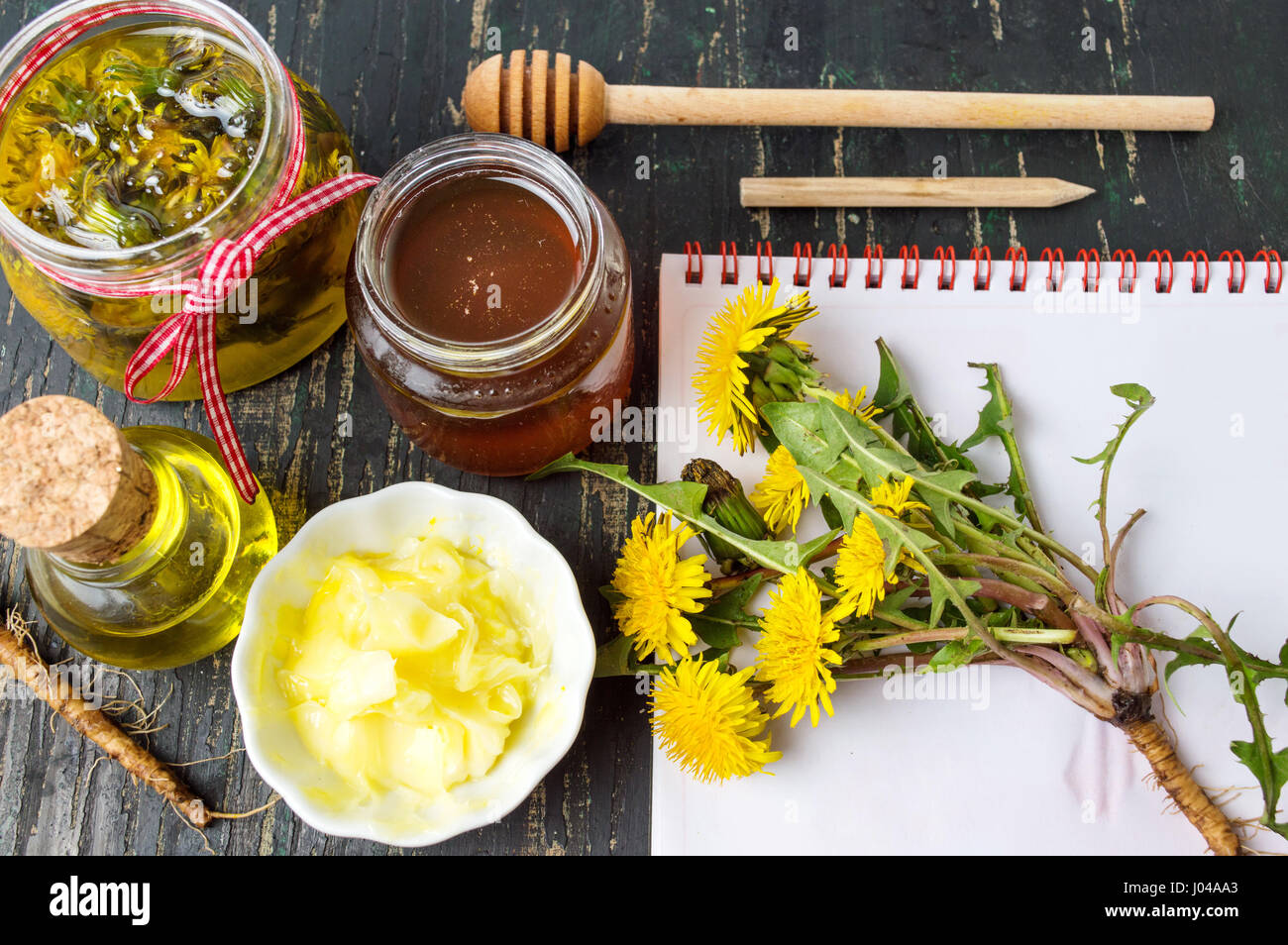 Löwenzahn Naturprodukte-Kollektion mit einem notebook Stockfoto