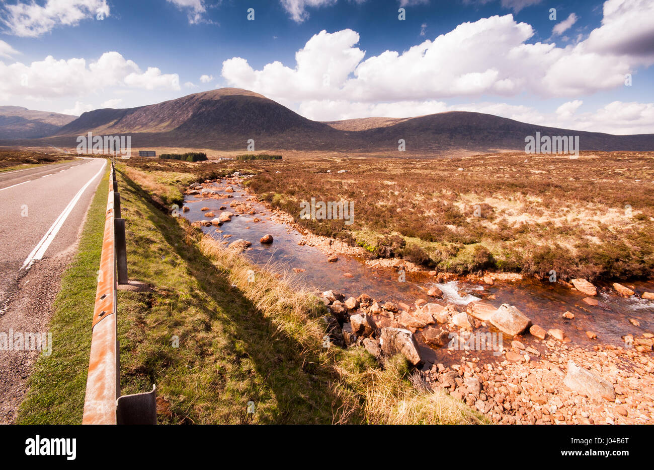 Der A82 Hauptstraße es kreuzt die überwiegende Torf Weite des Rannoch Moor im westlichen Hochland von Schottland Moor. Stockfoto