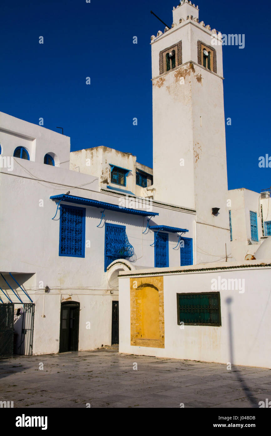 Ganz in weiß mit blau trim, die maurische (oder möglicherweise griechischen) inspiriert Hügel Stadt Sidi Bou Said ist eine Künstlerkolonie und beliebten touristischen verfolgen einfach keine Stockfoto