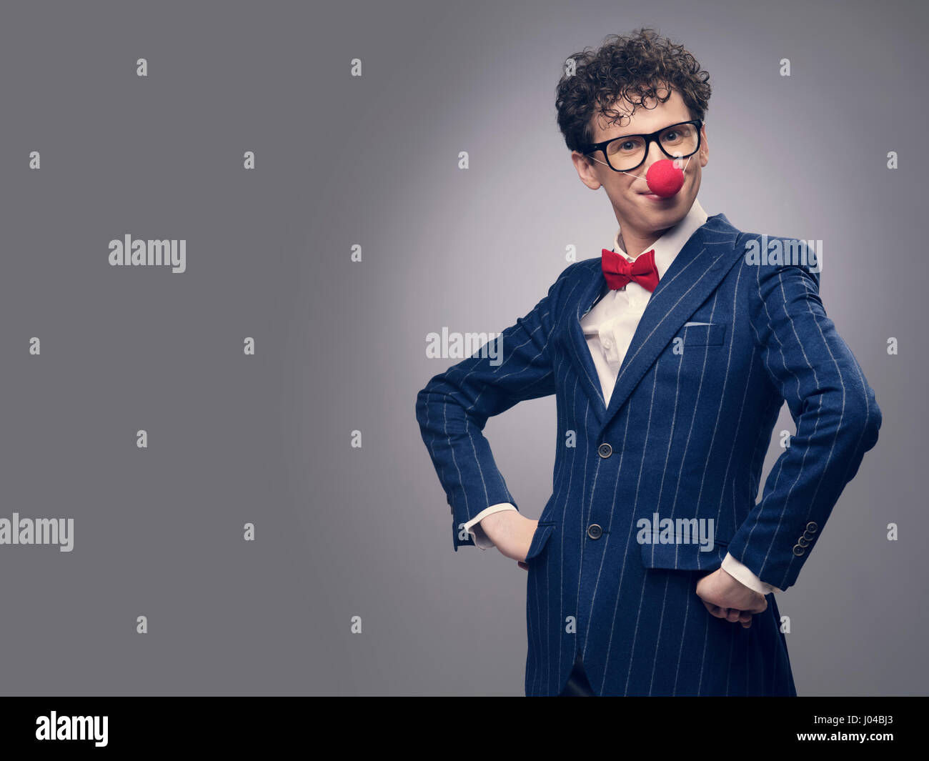 Lustige Geschäftsmann tragen rote Clownsnase Stockfoto
