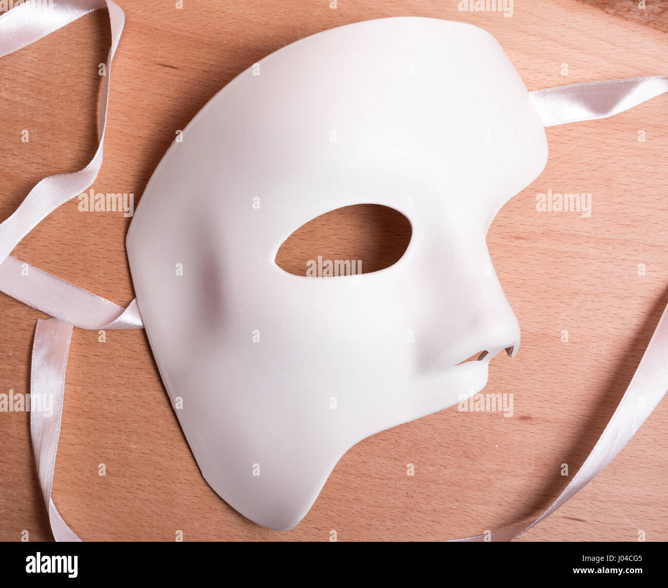 Weiße Scary Halloween Maske auf hölzernen Hintergrund. Stockfoto
