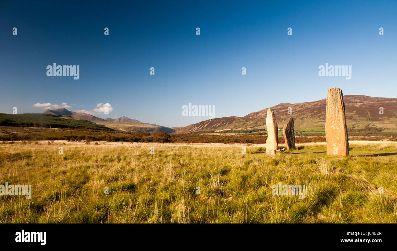 Sommersonne scheint auf die Bronzezeit Menhire in Machrie Moor auf der schottischen Isle of Arran. Stockfoto
