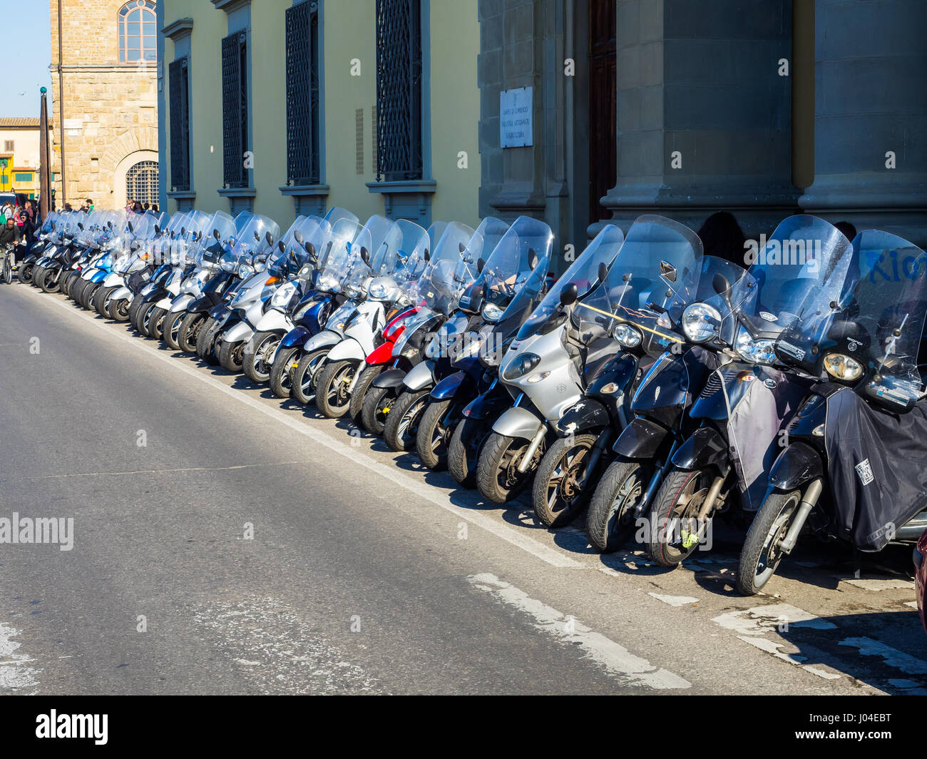 Langen Reihe von Roller geparkt auf Straße in Florenz, Toskana, Italien Stockfoto
