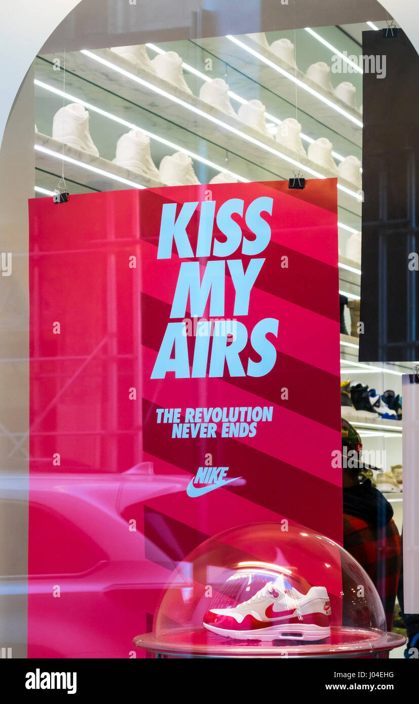 Nike-Plakat-Nachricht im Fenster ein Nike speichern in New York City Stockfoto