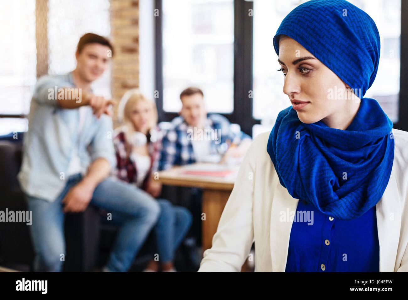 Gruppe von Studenten, die demütigen junge muslimische Frau Stockfoto