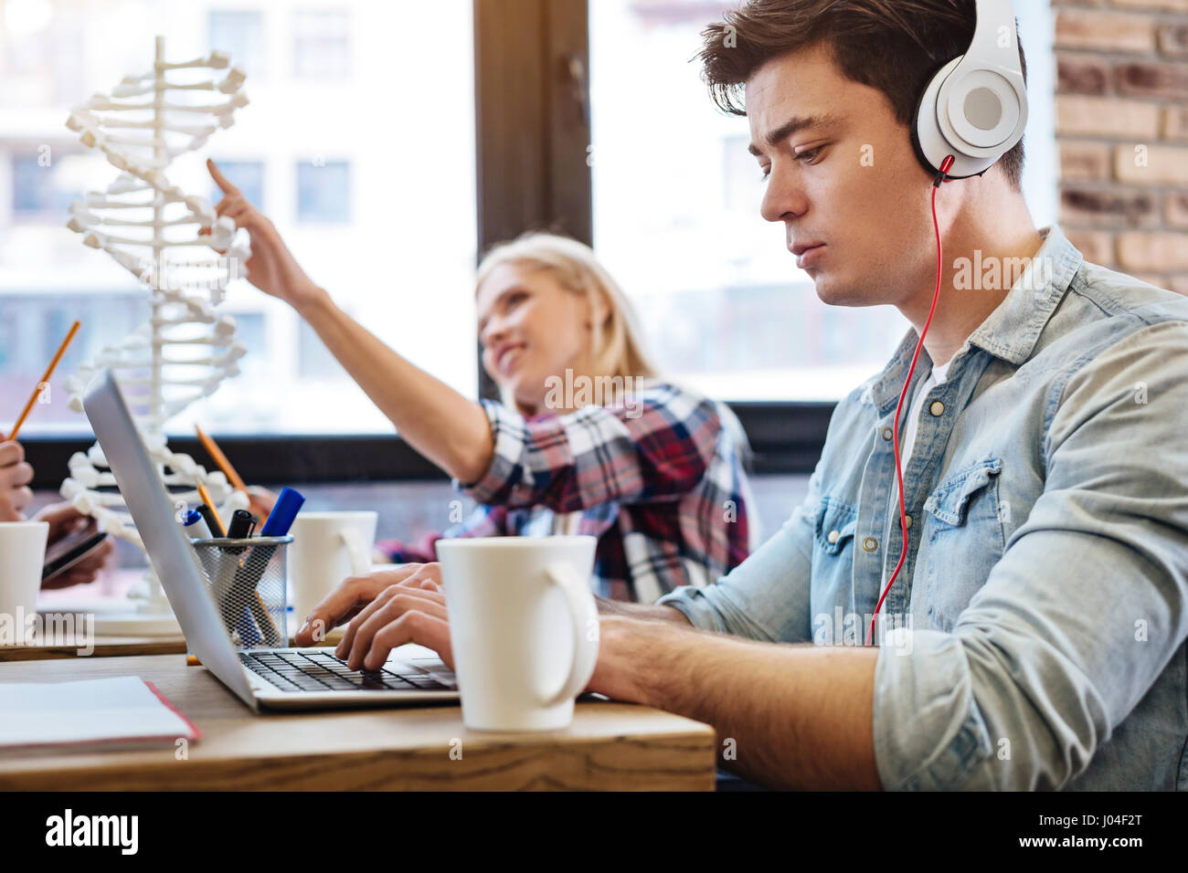 Ernsthaften Studenten studieren Prozess beteiligt Stockfoto