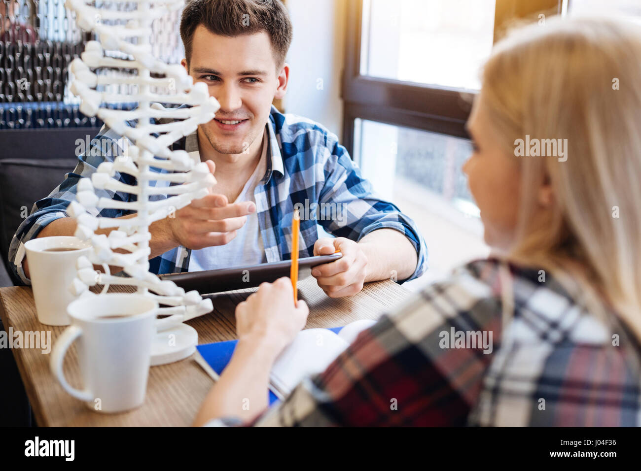 Erfreut lächelnd Schüler sitzen im café Stockfoto