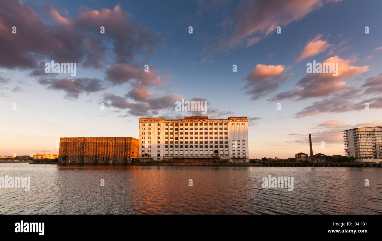 Abendlicht beleuchtet die vernachlässigte Fassade der verfallenen Millennium Mühlen, aufbauend auf den Royal Victoria Dock in Newham, Ostlondon. Stockfoto