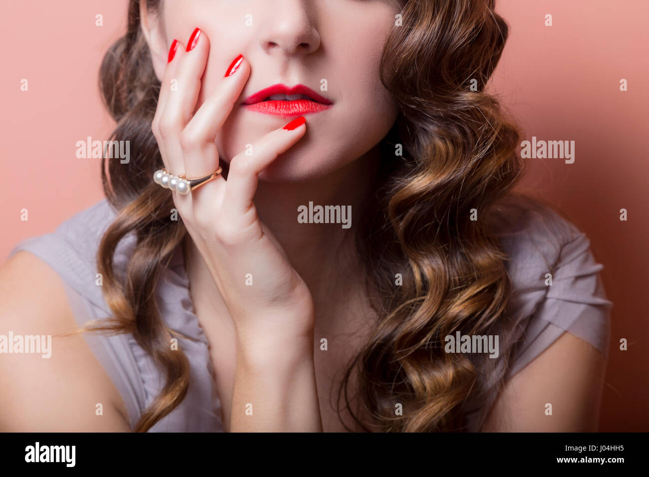 Hautnah am roten Lippen und elegante Ring mit Perlen. Soft-Fokus. Stockfoto