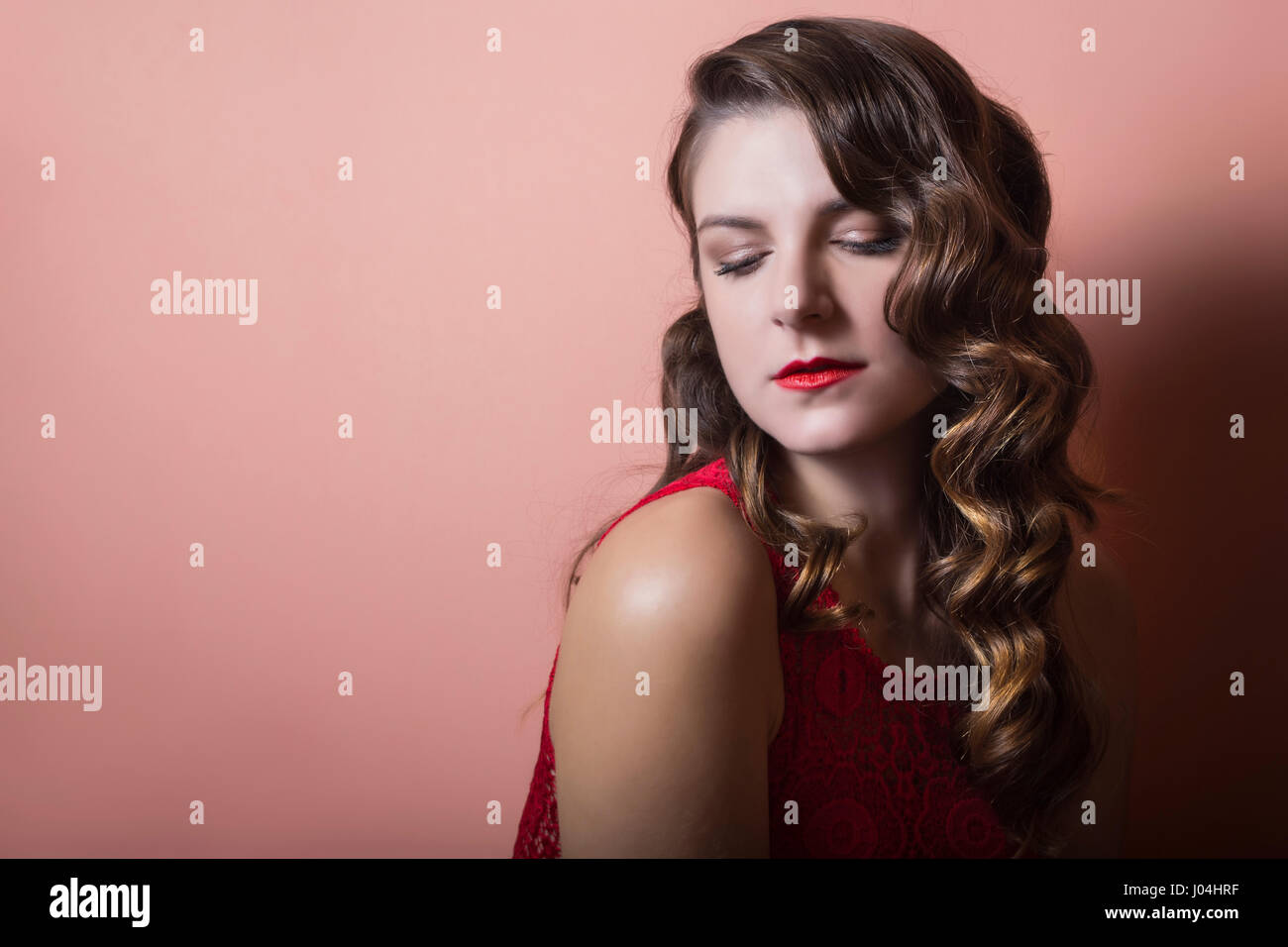 Schöne Brünette Modell mit elegante Frisur und roten Lippen Stockfoto