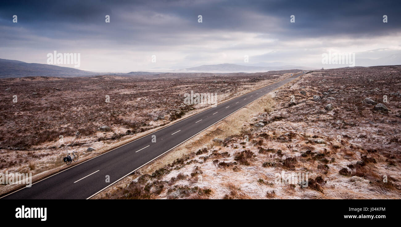 Die A82 Straße folgt einen geraden Weg durch die weiten, leeren und gefrorene Landschaft des Rannoch Moor in den westlichen Highlands von Schottland. Stockfoto