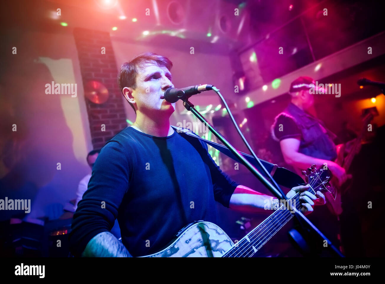 Band spielt auf der Bühne, Rock-Musik-Konzert. Warnung - authentische Aufnahmen mit hohen Iso in schwierigen Lichtverhältnissen. Ein wenig Getreide und Unschärfe Stockfoto