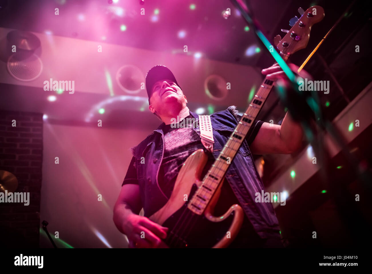 Band spielt auf der Bühne, Rock-Musik-Konzert. Warnung - authentische Aufnahmen mit hohen Iso in schwierigen Lichtverhältnissen. Ein wenig Getreide und Unschärfe Stockfoto