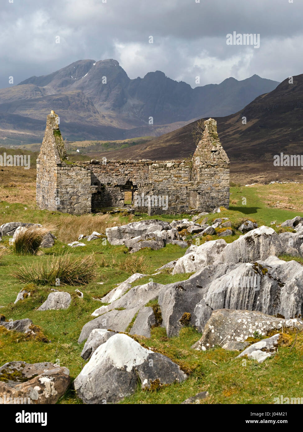 Ruiniert Old Manse Haus mit Blaven in der Black Cuillin Berge in der Ferne, Kilchrist, Isle of Skye, Schottland, Großbritannien Stockfoto