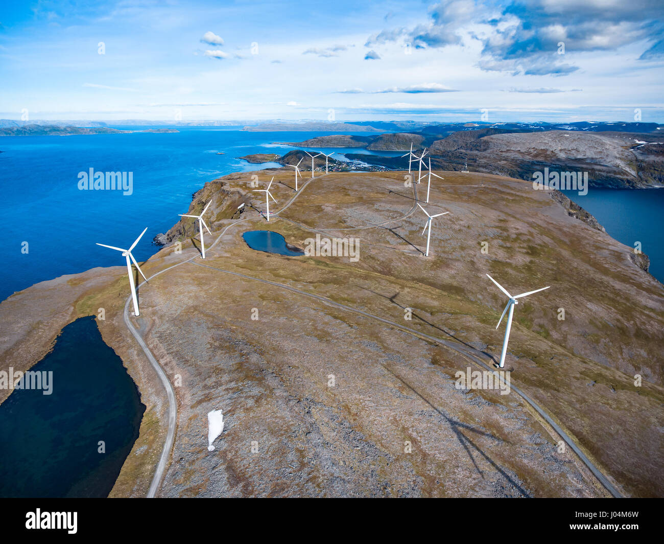 Windmühlen zur Stromerzeugung. Arktis-Ansicht, Havoysund, Nordnorwegen Luftaufnahmen. Stockfoto