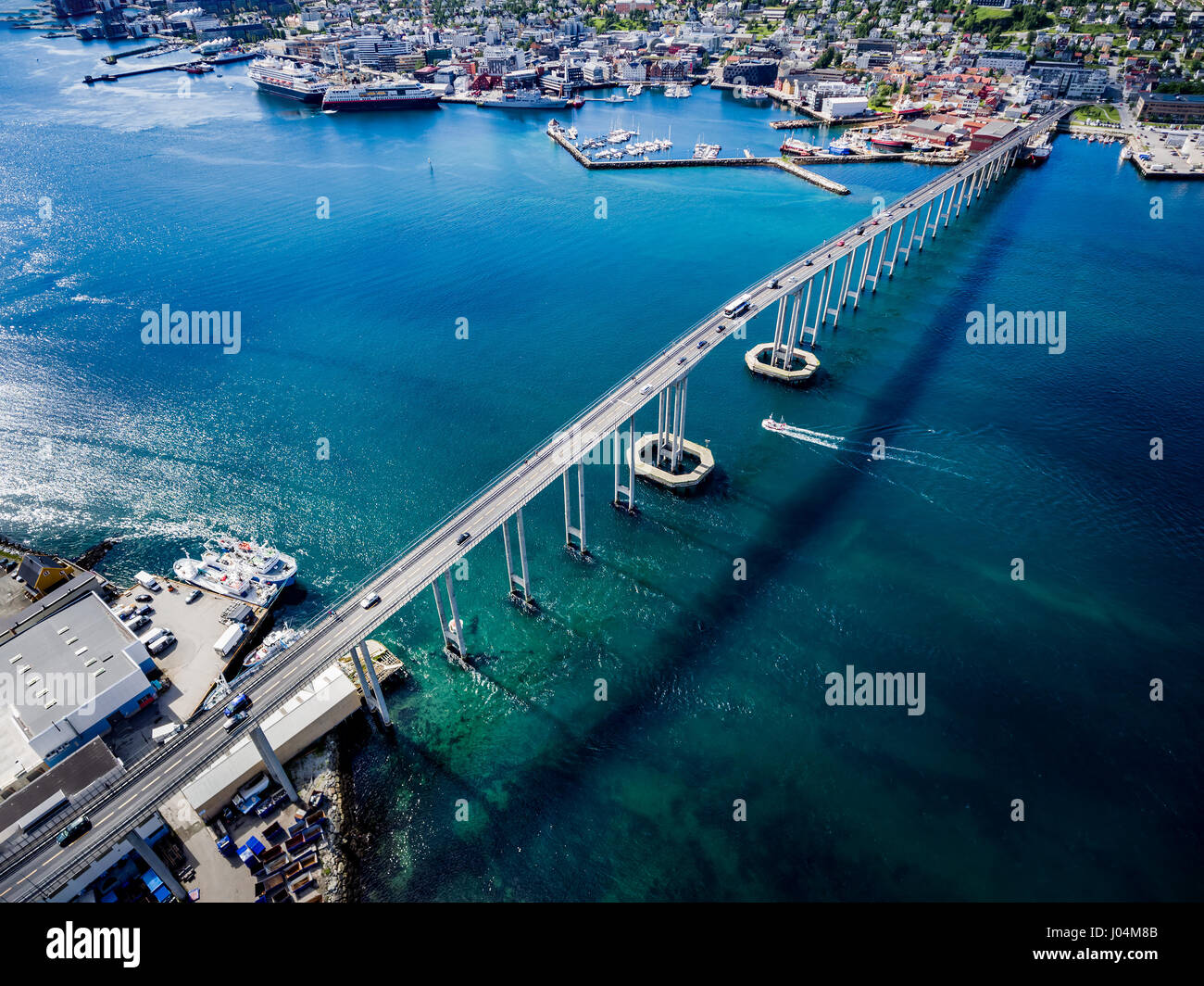Brücke der Stadt Tromsø, Norwegen Luftaufnahmen. tromso ist die nördlichste Stadt der Welt mit einer Bevölkerung über 50.000 betrachtet. Stockfoto