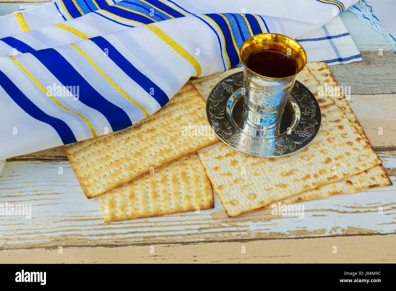 Granatapfel und Glas Rot Wein Still-Leben mit Wein und Matzoh jüdischen Pessach Brot Stockfoto