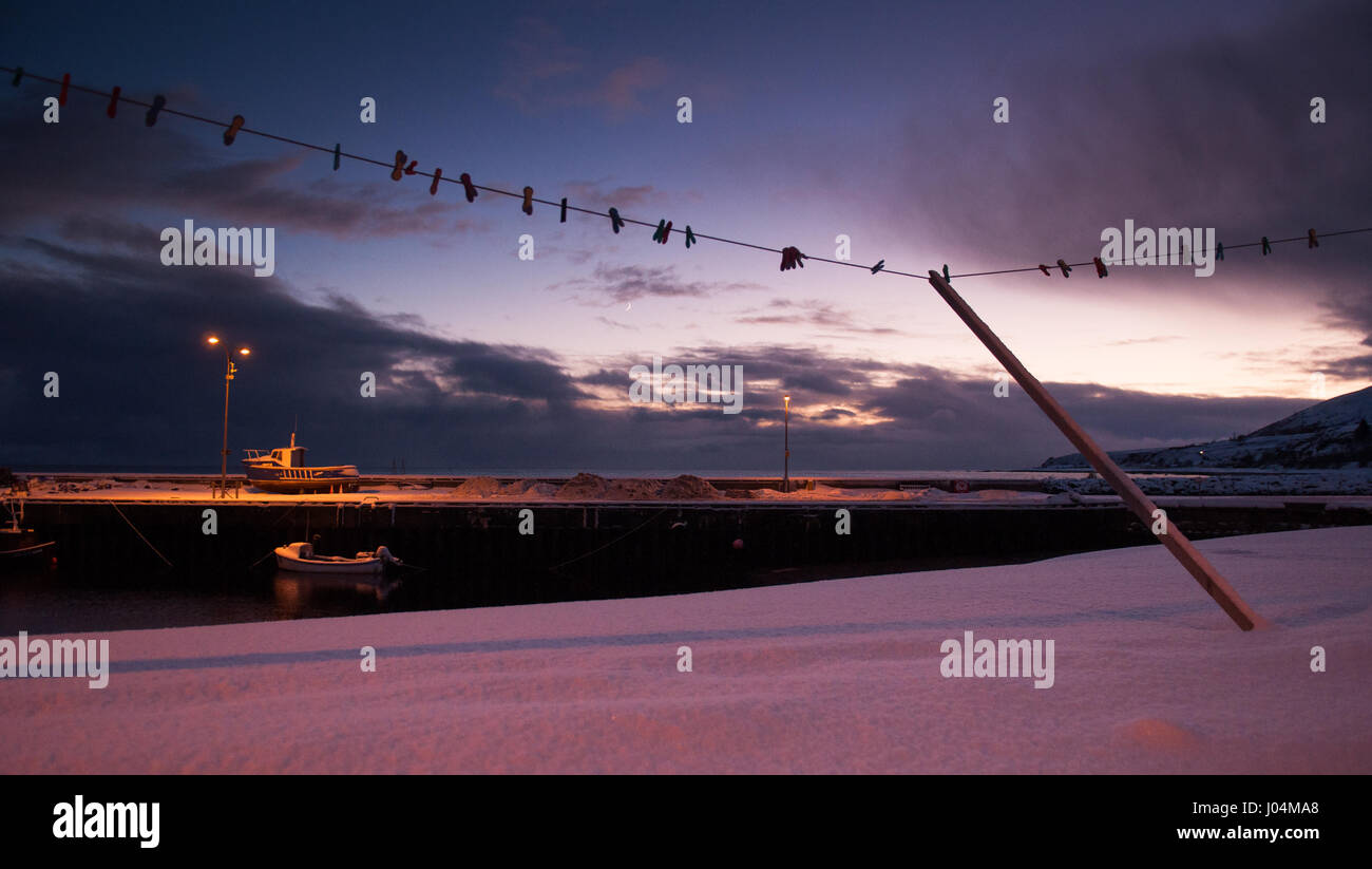 Schnee liegt Aroung eine Wäscheleine und Angelboote/Fischerboote neben Helmsdale Hafen in Sutherland, in der äußersten Noth Highlands von Schottland. Stockfoto