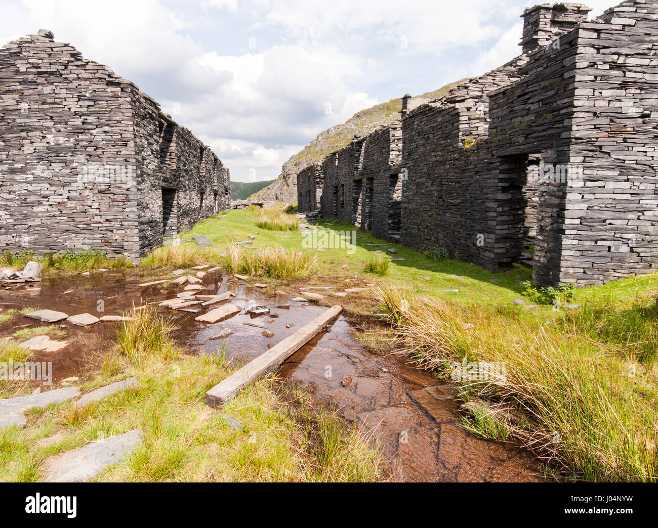 Verfallenes Schiefer und Steinbruch Gebäude am cwmorthin, hoch über moelwyn Blaenau Ffestiniog in den Bergen von Snowdonia im Norden von Wales. Stockfoto