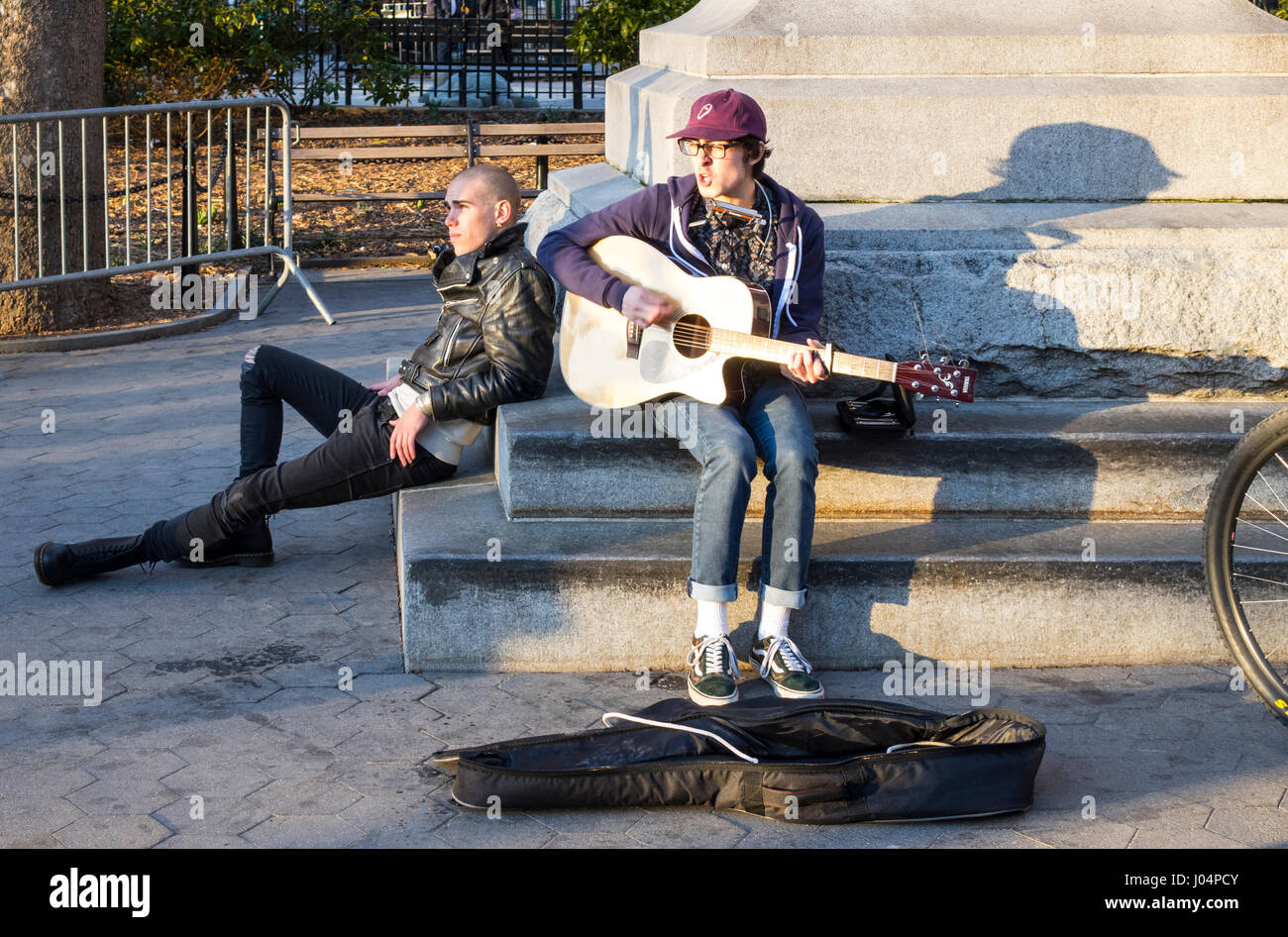 Der junge Bob Dylan-Imitator-Bucker unterhält sich im Washington Square Park in Greenwich Village, New York City Stockfoto