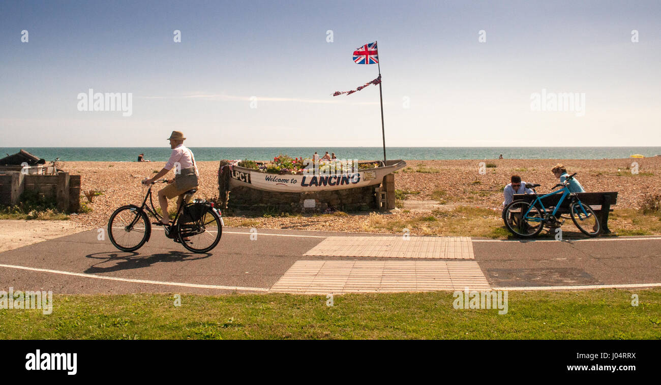 Stroud, England, Großbritannien - 18, 2012 August: Eine männliche Radfahrer reitet eine traditionelle aufrecht" Fahrrad an einem sonnigen Tag 'Dutch national Cycle network Pfad neben Stockfoto