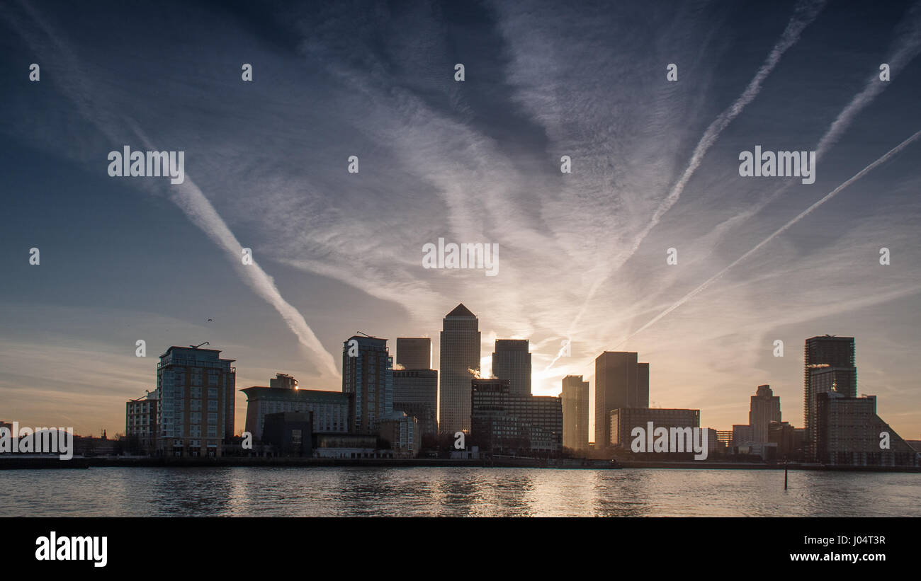 London, England, Vereinigtes Königreich - 11. März 2011: Canary Wharf und Wolkenkratzer des Londoner Finanzviertels Docklands sind vor Sonnenaufgang und A geschützt Stockfoto