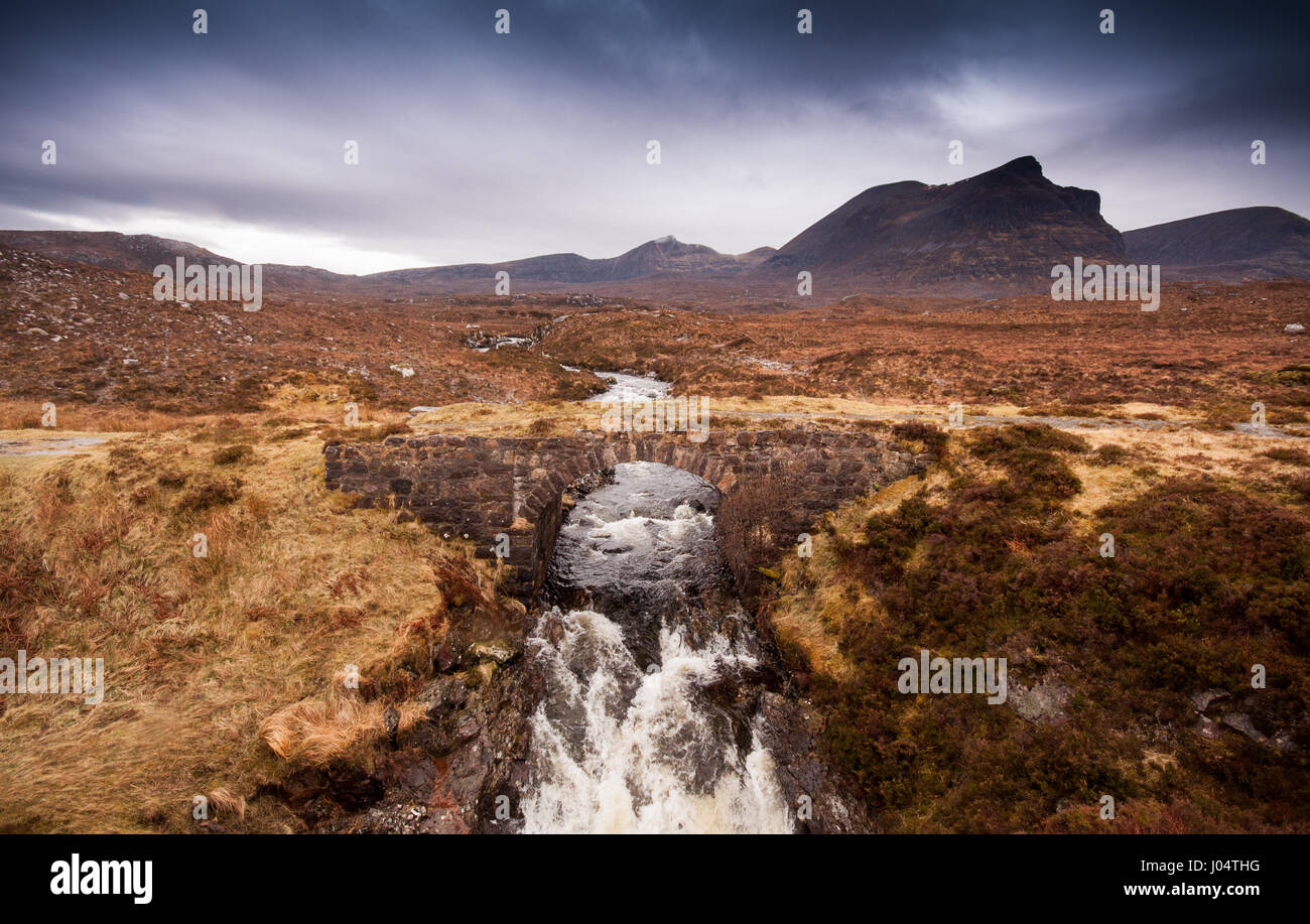 Ein Gebirgsbach fließt in Strömen Quinag Berg in der Nähe von Kylesku in Assynt im hohen Norden westlich von den schottischen Highlands. Die alten stillgelegten Straße c Stockfoto