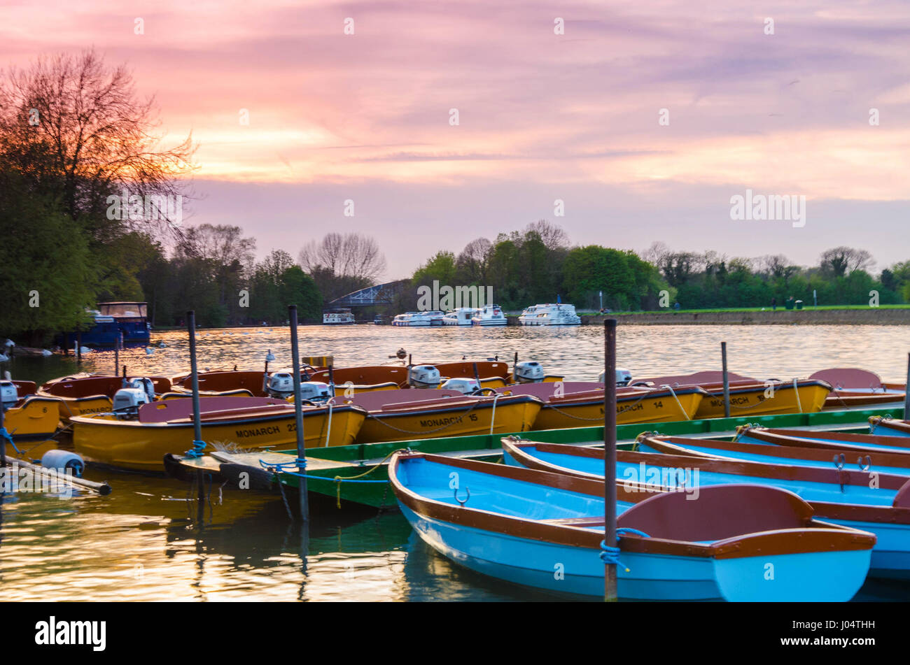 Schaut die Themse bei Boote mieten festgemacht an der Seite des Flusses. Es ist der Sonnenuntergang und es gibt ein bunte orangefarbenen Himmel. Stockfoto