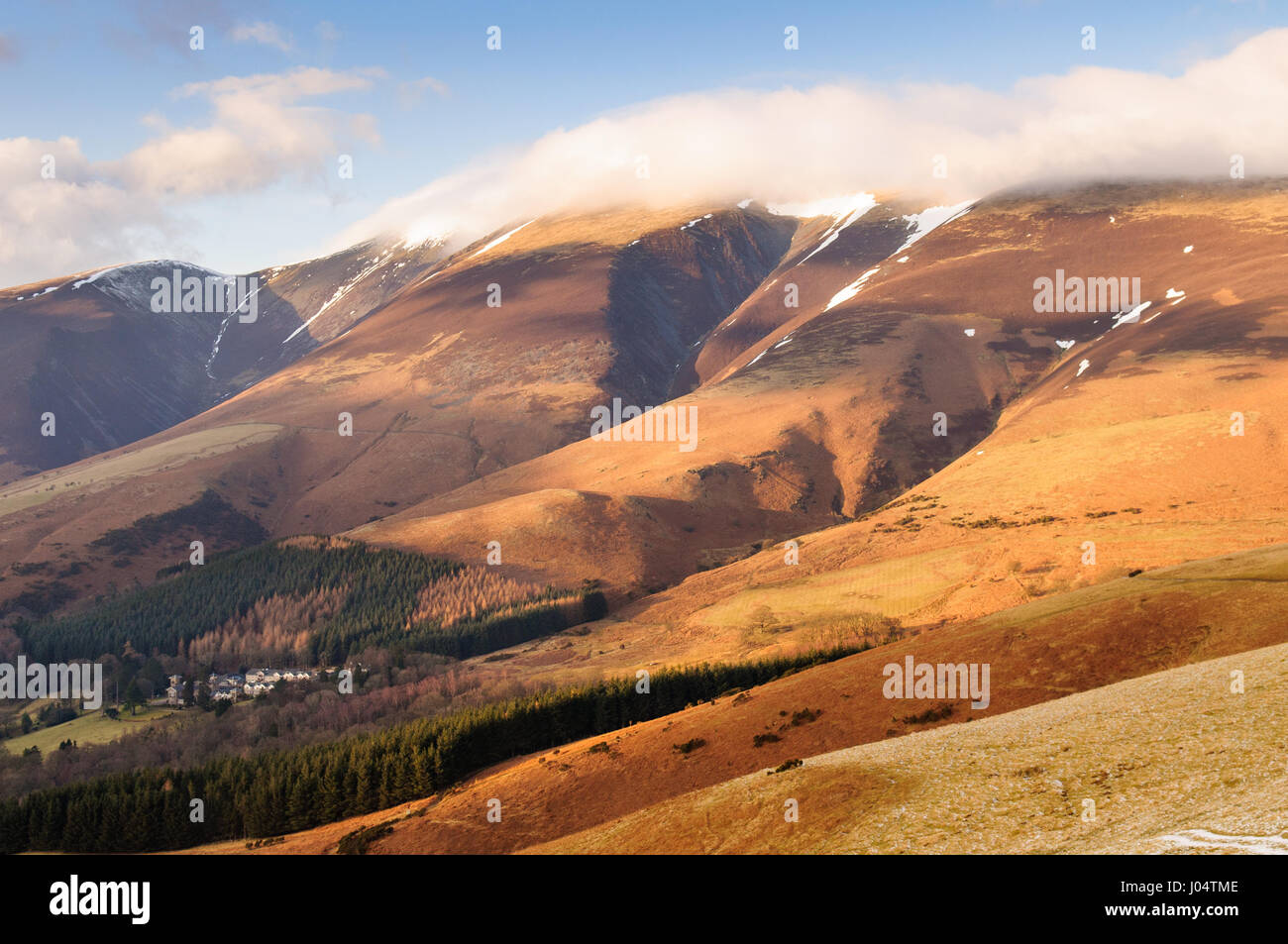 Winter Sonnenlicht auf die steilen Hänge und Täler von Berg Skiddaw in England Lake District. Stockfoto