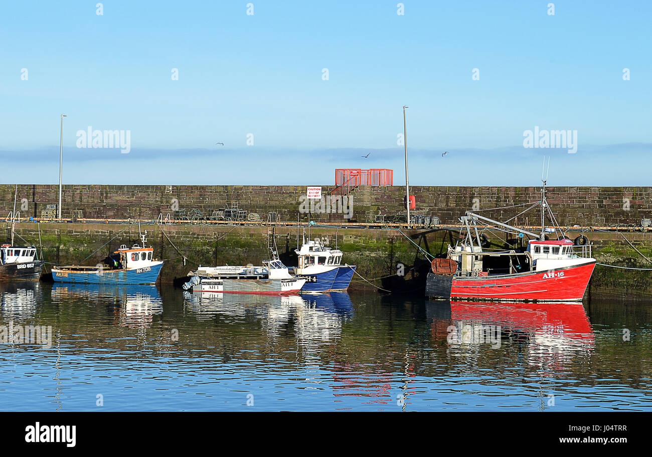 ARBROATH, Schottland - 27. März 2017: Sobald ein wichtiger Fischereihafen mit einer riesigen Flotte und einen Fischmarkt, nur ein paar kleine kommerzielle Boote bleiben Stockfoto