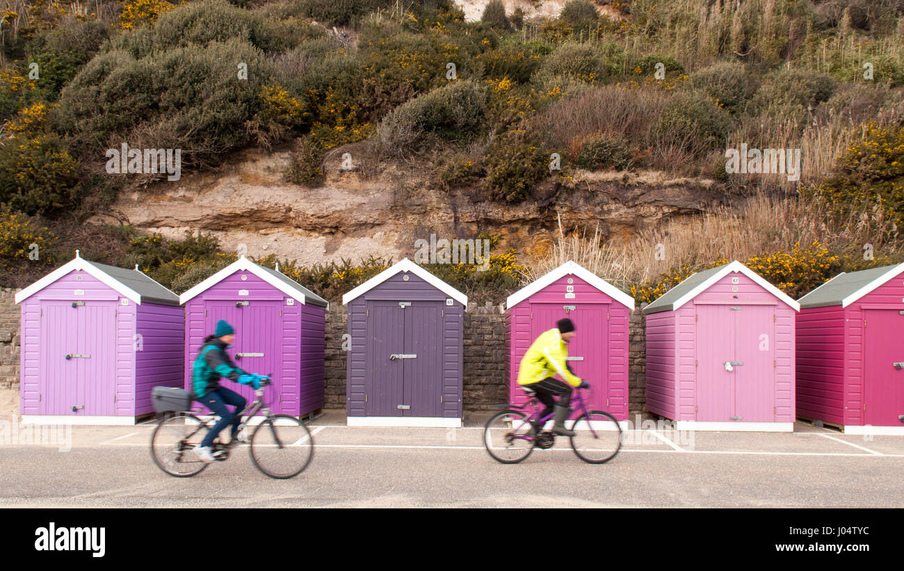 Ein paar Radfahrer fahren Sie entlang der Promenade in Bournemouth auf einem Winternachmittag. Stockfoto