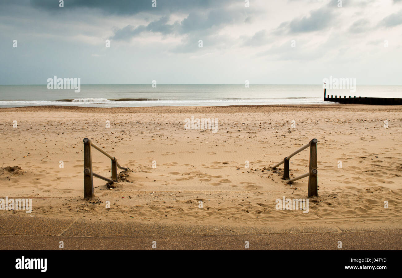 Die Schritte sind in der Sand am Strand von Bournemouth, Dorset begraben. Stockfoto
