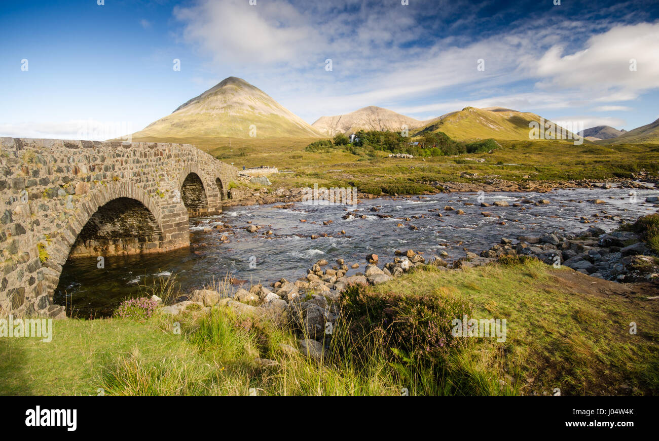 Die alte Steinbrücke in Sligachan in der Cuillin Hills auf der Isle Of Skye in den Highlands von Schottland. Stockfoto