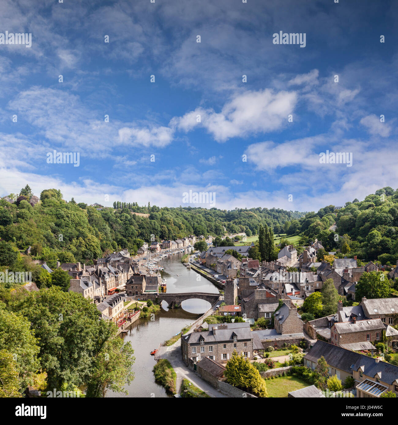 Der alte Hafen von Dinan und dem Fluss Rance, Bretagne, Frankreich. Stockfoto