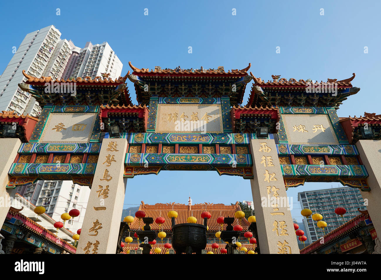 Kunstvolle traditionelle chinesische Tor zu der Wong Tai Sin Temple in Hong Kong. Stockfoto