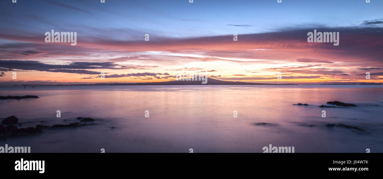 Rangitoto Island, ein schlafender Vulkan of Auckland, New Zealand, vor Sonnenaufgang. Stockfoto