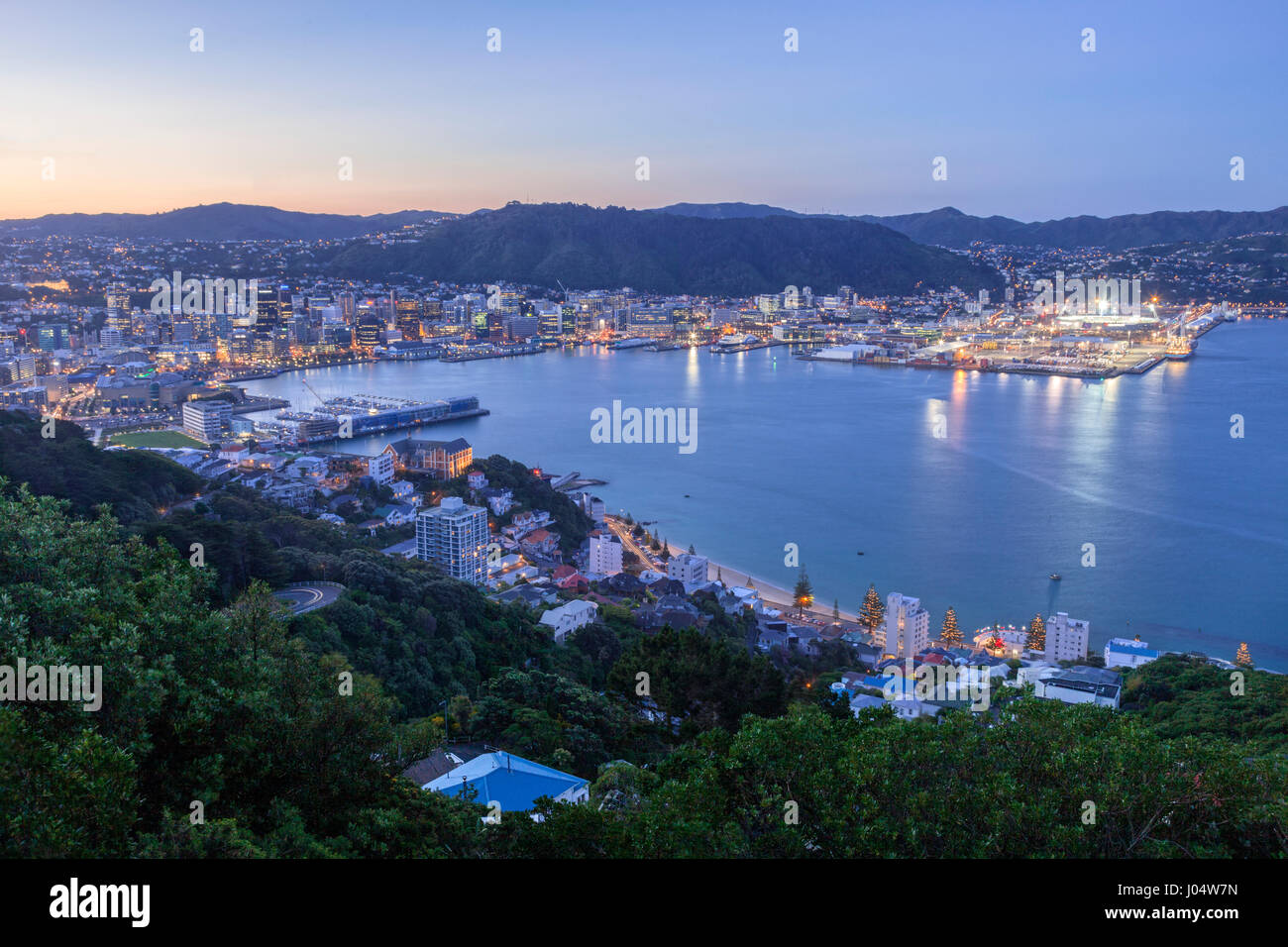 Wellington, New Zealand, von Mount Victoria, in der Dämmerung. Stockfoto