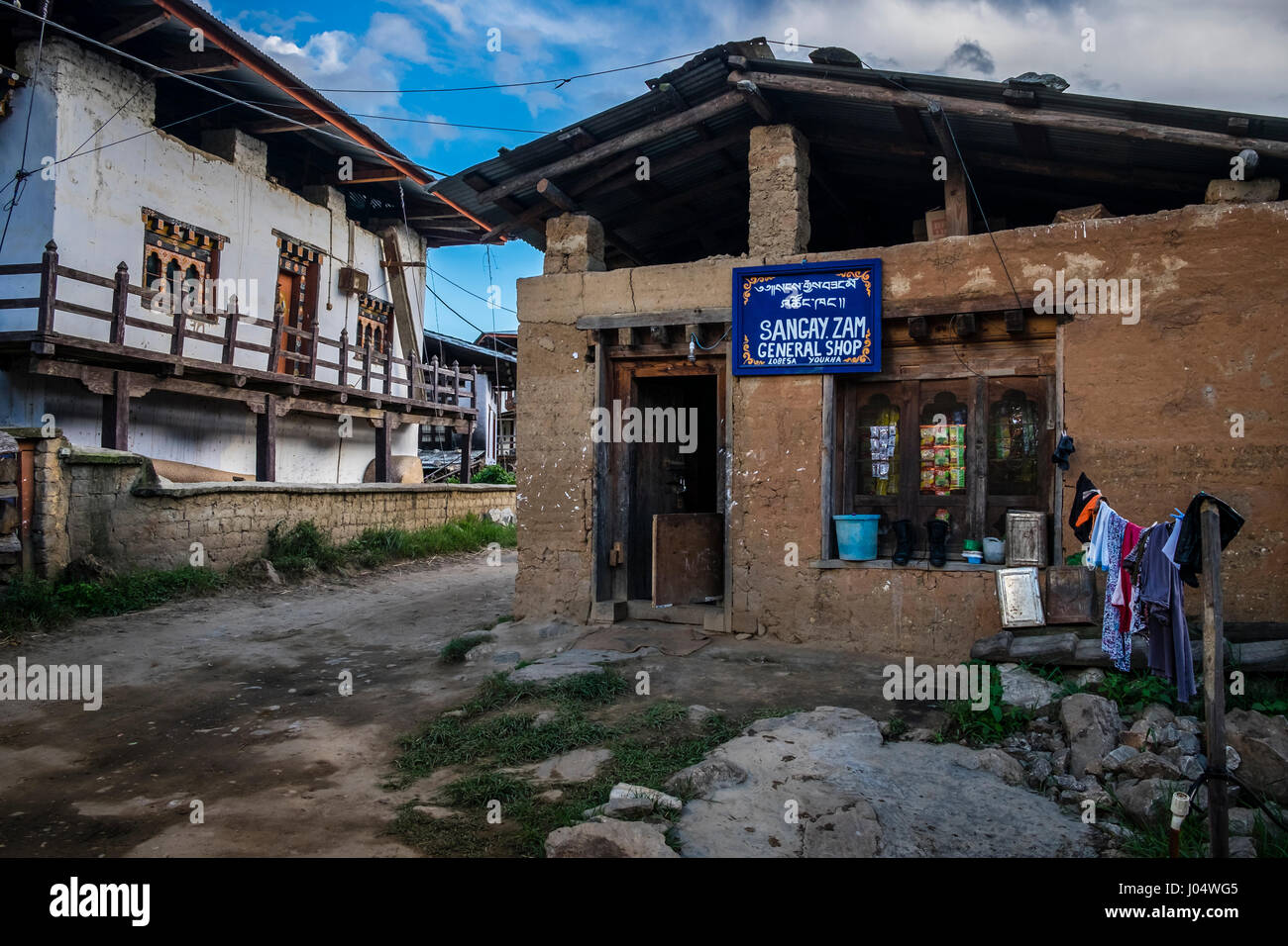 LOBESA, BHUTAN - ca. Oktober 2014: General Shop in das Dorf Lobesa, Chimi Lhakhang in der Nähe der Tempel des göttlichen verrückte Stockfoto