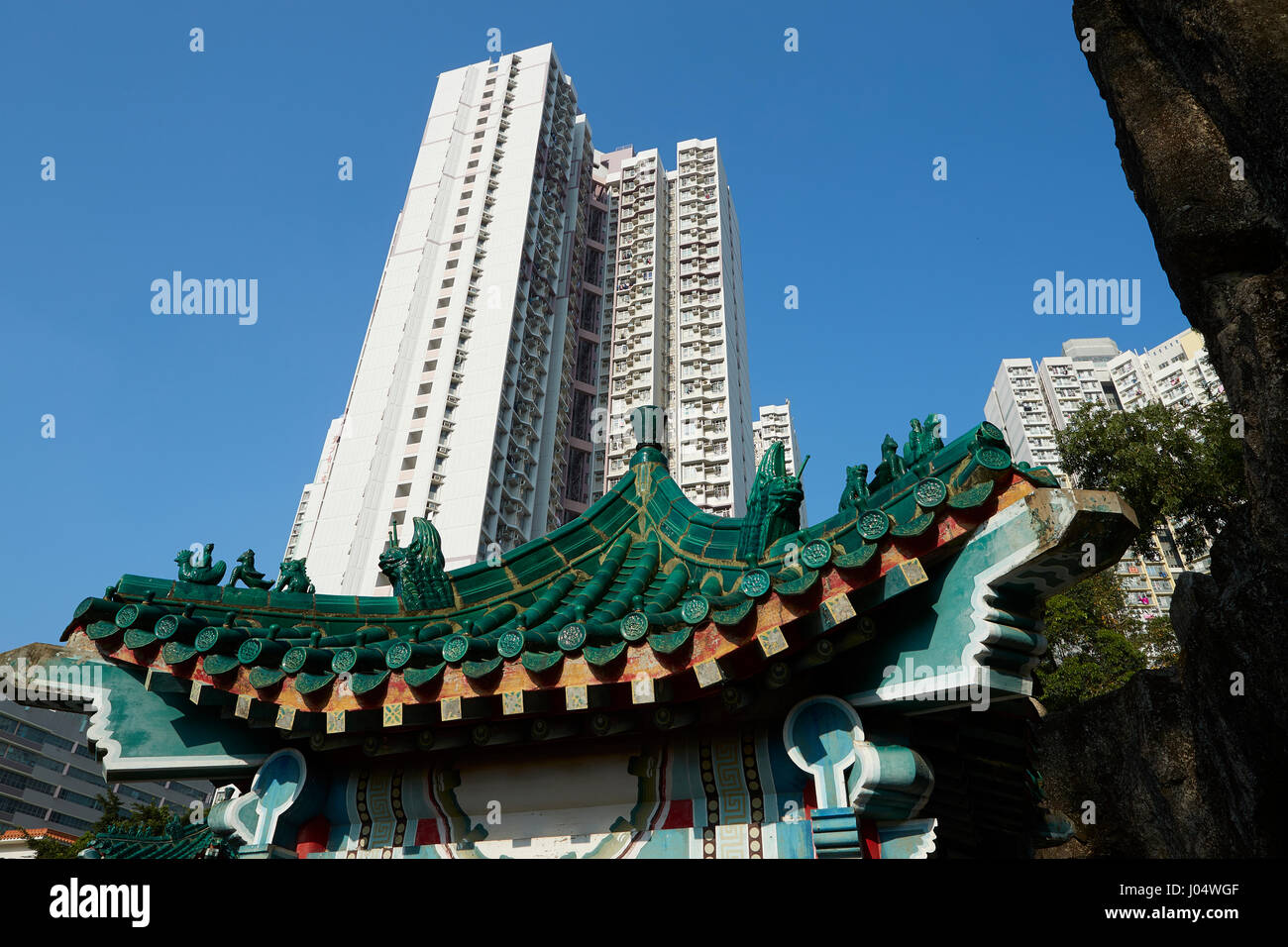 Kontrastierenden Stile der Gebäude an der Wong Tai Sin Temple in Hong Kong. Stockfoto