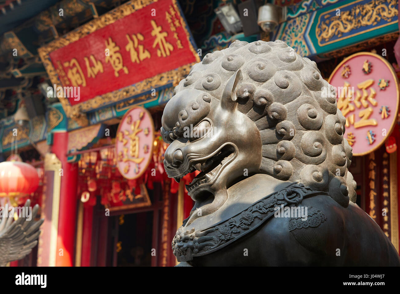 Heftige aussehende Fabelwesen an der Wong Tai Sin Temple in Hong Kong. Stockfoto