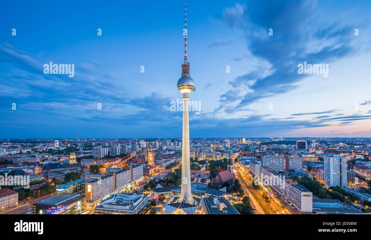 Luftaufnahme der Berliner Skyline mit berühmten Fernsehturm am Alexanderplatz und dramatische Wolkengebilde im Zwielicht während der blauen Stunde in der Abenddämmerung, Deutschland Stockfoto