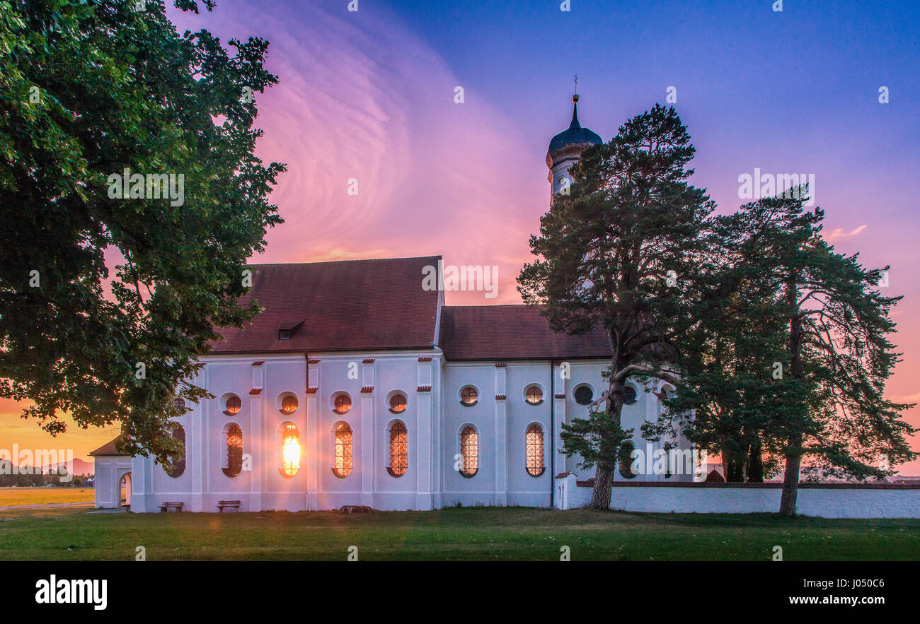 Panoramablick auf der berühmten St. Coloman-Kirche in der Nähe von Füssen im schönen Abendlicht bei Sonnenuntergang im Sommer, Schwangau, Bayern, Deutschland Stockfoto
