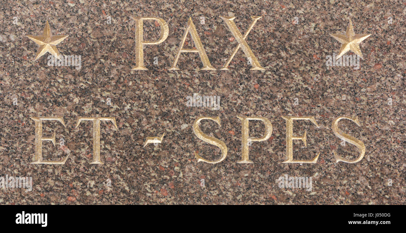 Die Inschrift "Pax et spes" bedeutet "Frieden und Hoffnung" auf einem Marmorgrabstein Stockfoto